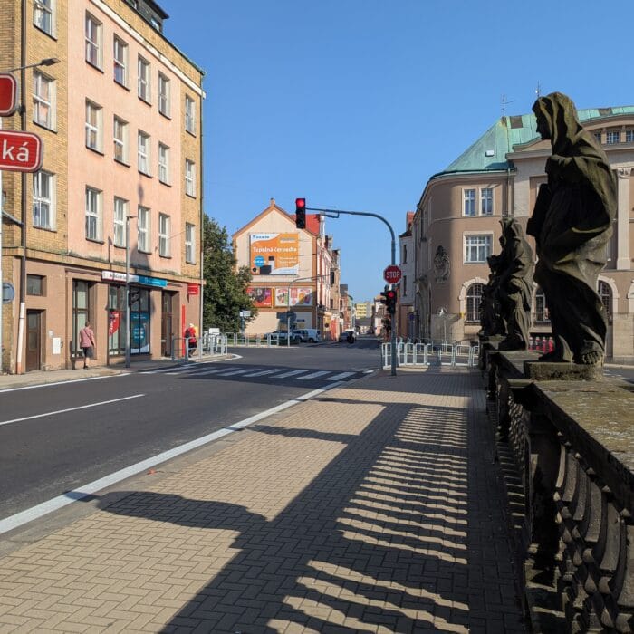 Třída 9. května naproti Loretě. Vítej doma! Budova církve Svobodní křesťané Čr. v Rumburku. Místo pro setkávání a bohoslužby.